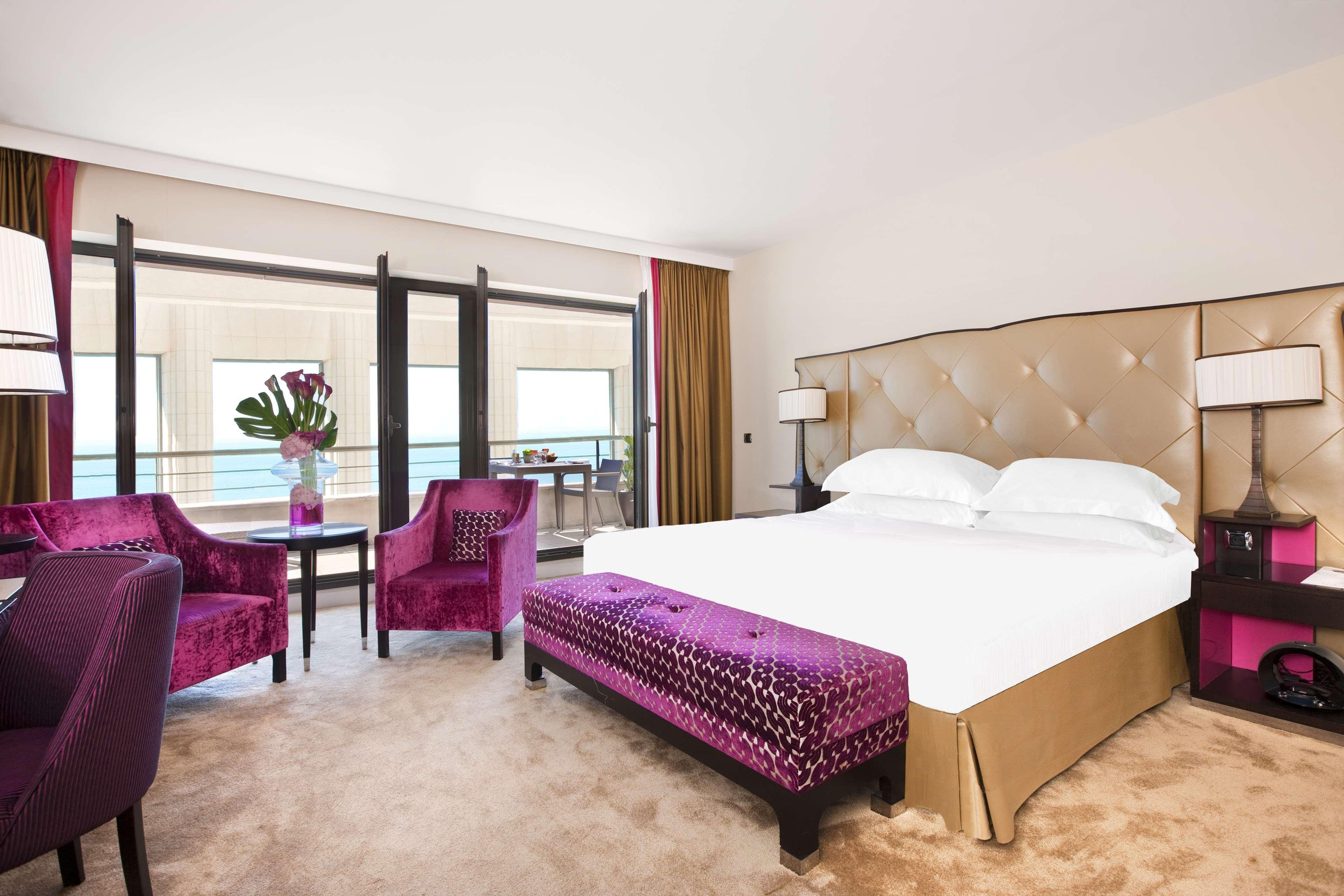 Hyatt Regency Nice Palais de la Méditerranée Esterno foto A room at the hotel