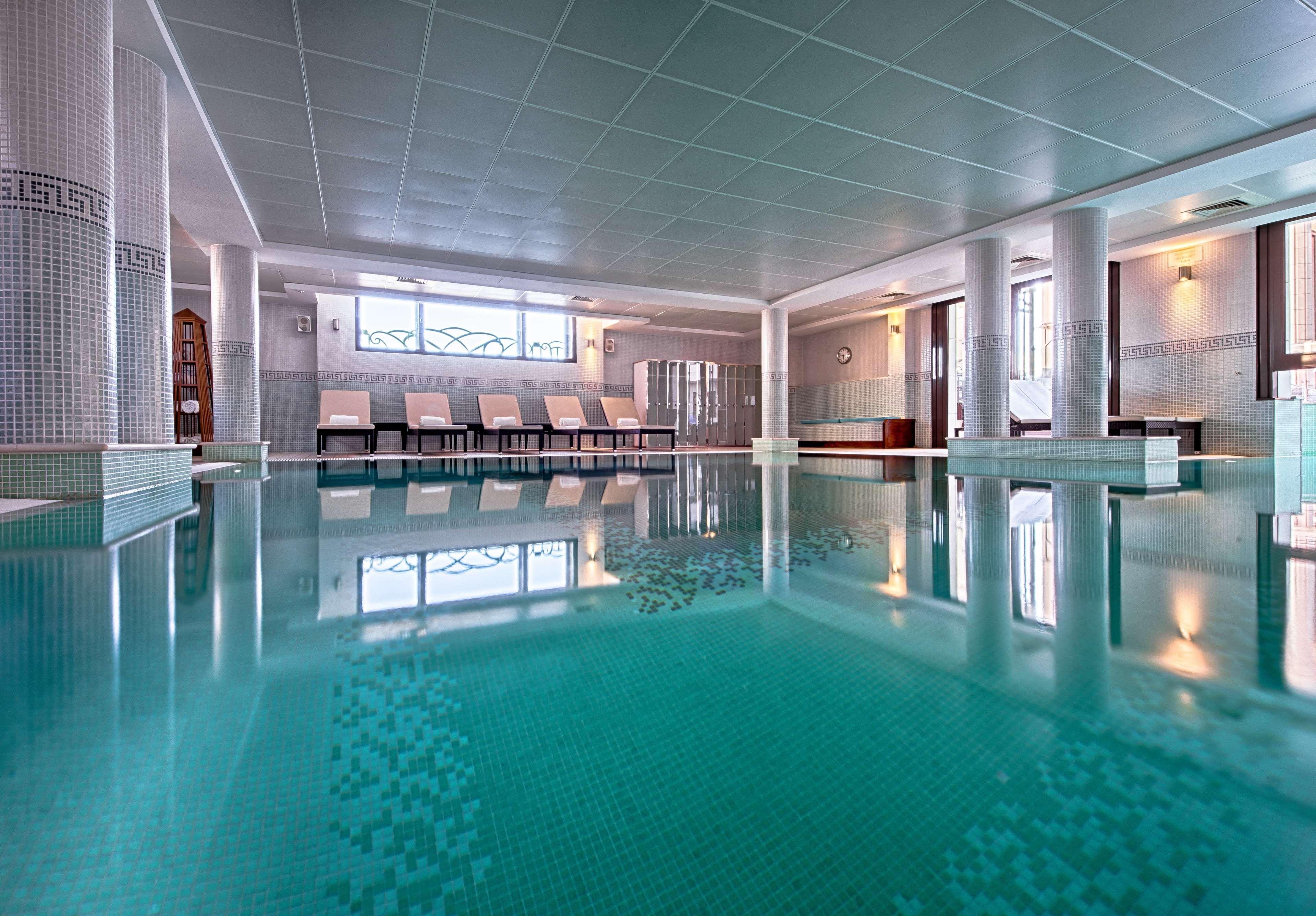 Hyatt Regency Nice Palais de la Méditerranée Esterno foto The swimming pool at the hotel