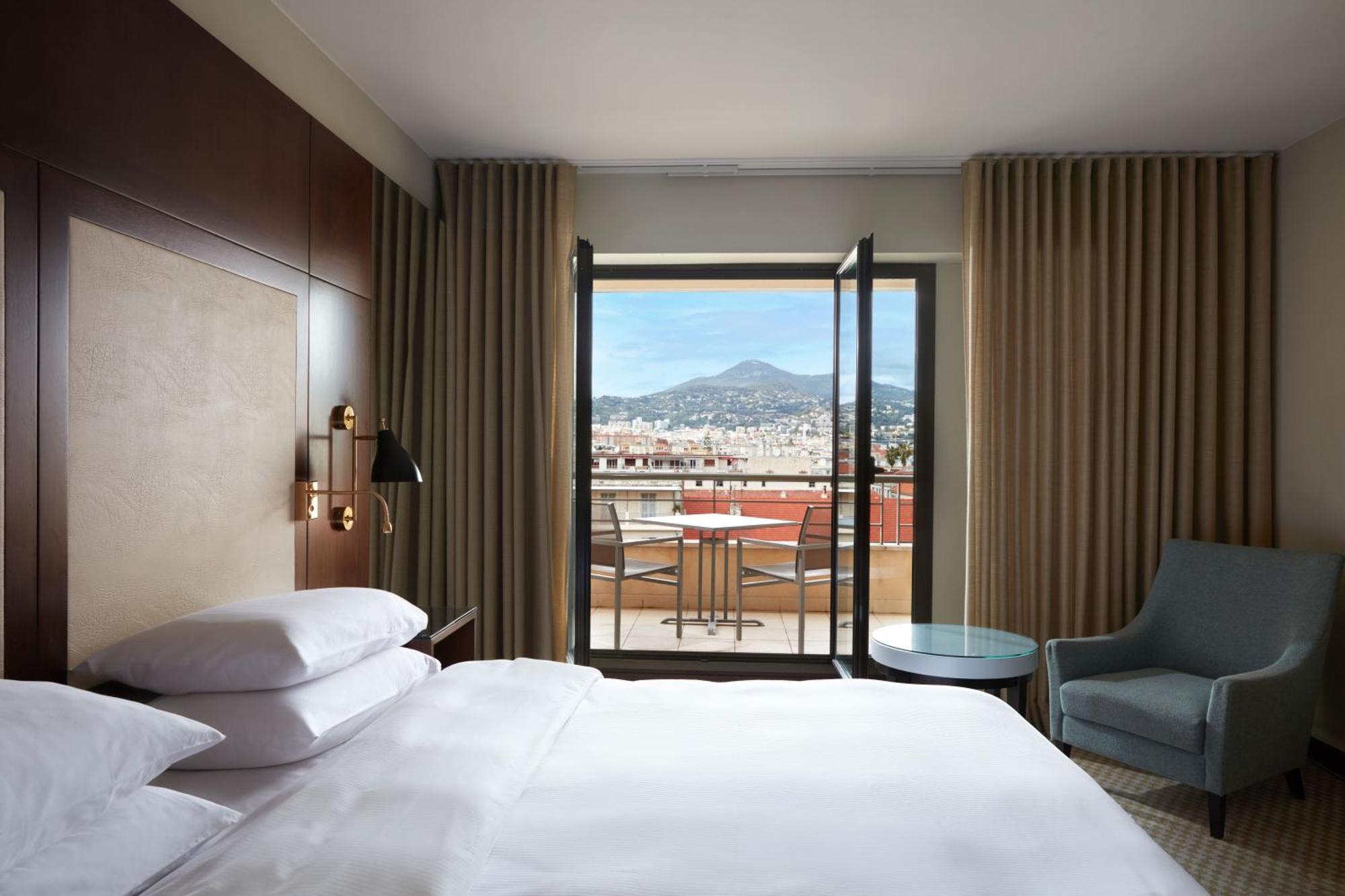 Hyatt Regency Nice Palais de la Méditerranée Esterno foto A guest room at the hotel