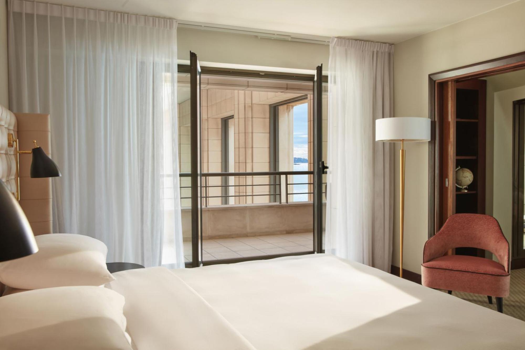 Hyatt Regency Nice Palais de la Méditerranée Esterno foto A bedroom at the hotel