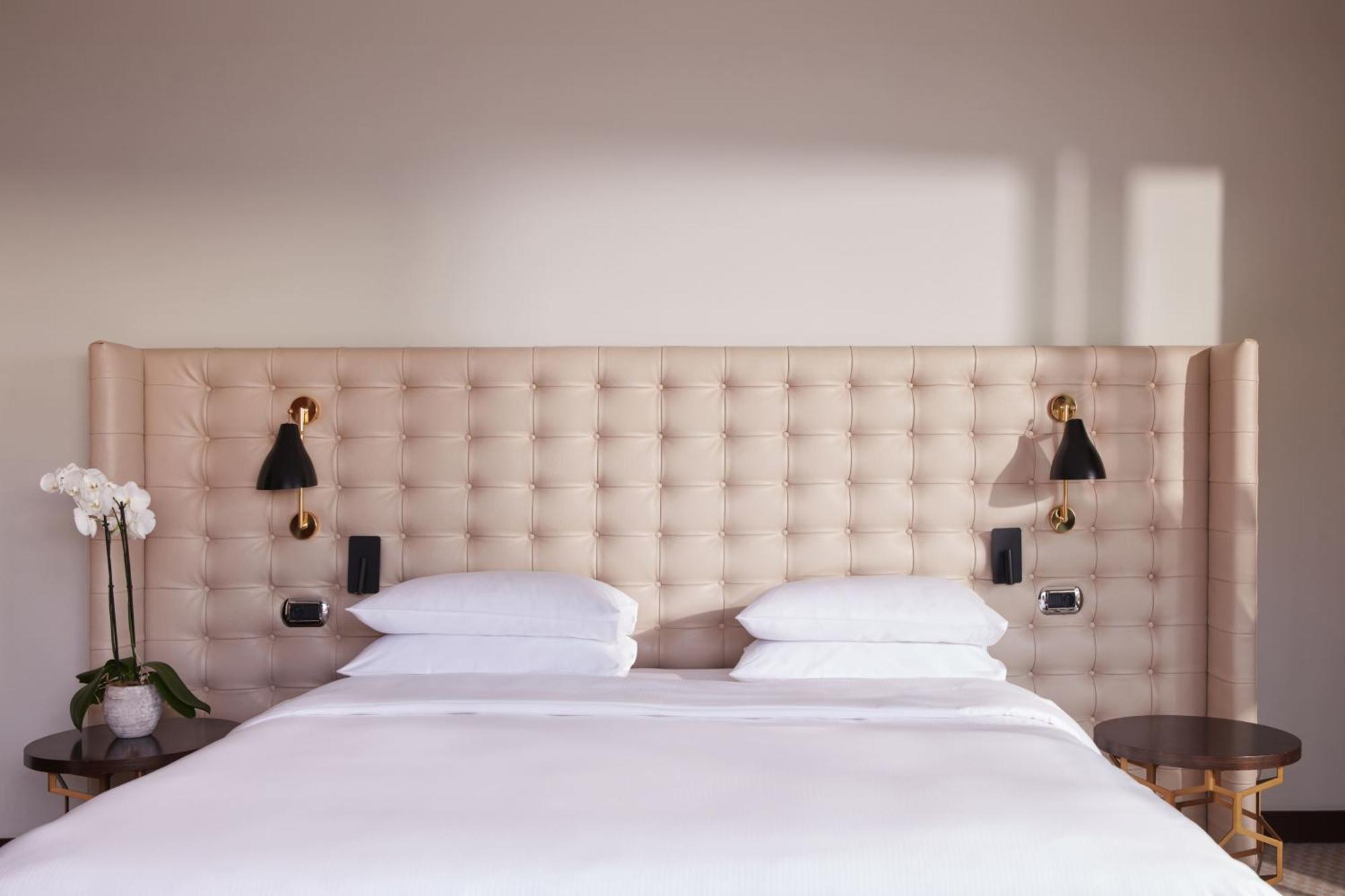 Hyatt Regency Nice Palais de la Méditerranée Esterno foto A bed with a tufted headboard