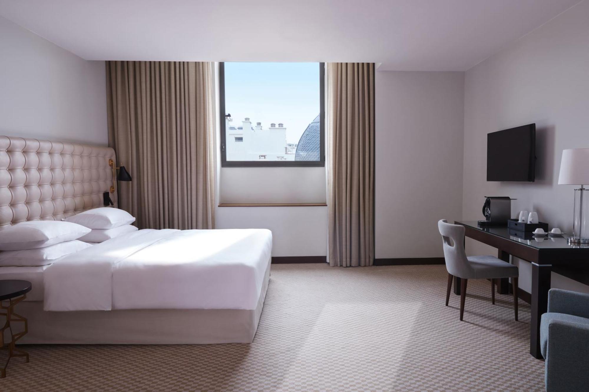 Hyatt Regency Nice Palais de la Méditerranée Esterno foto A room at the hotel