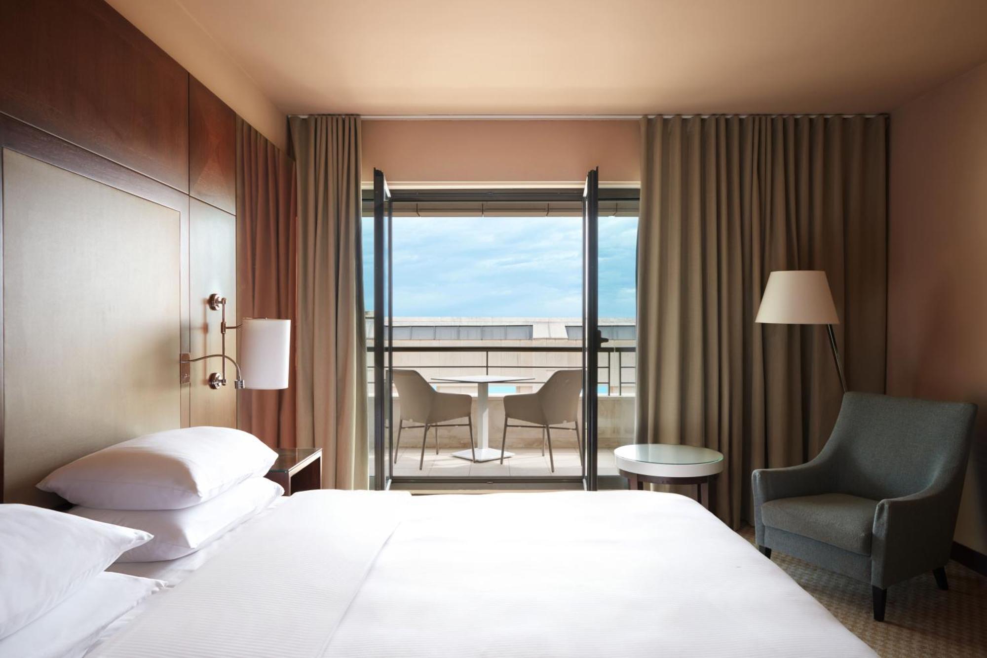 Hyatt Regency Nice Palais de la Méditerranée Esterno foto A room at the hotel