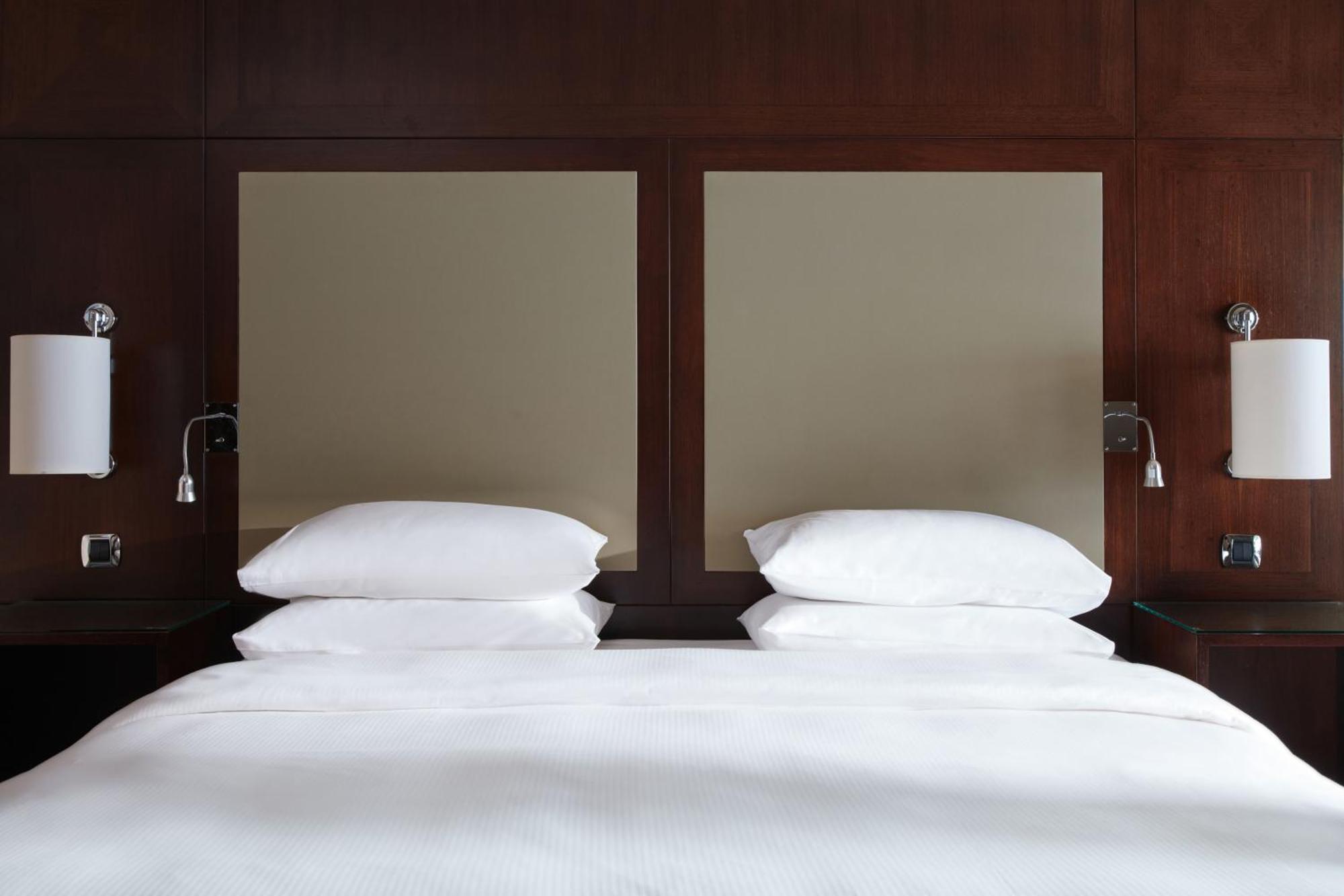 Hyatt Regency Nice Palais de la Méditerranée Esterno foto A bed with two pillows