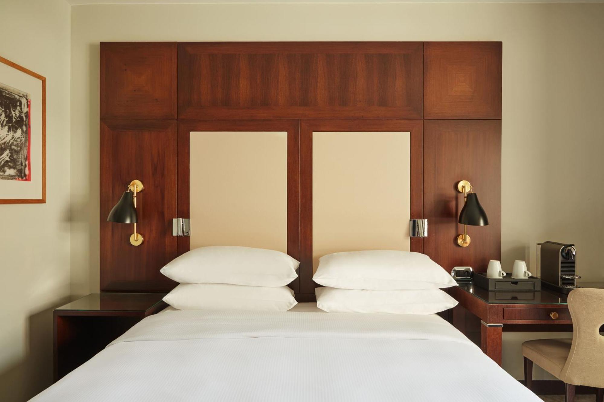 Hyatt Regency Nice Palais de la Méditerranée Esterno foto A bedroom at the hotel