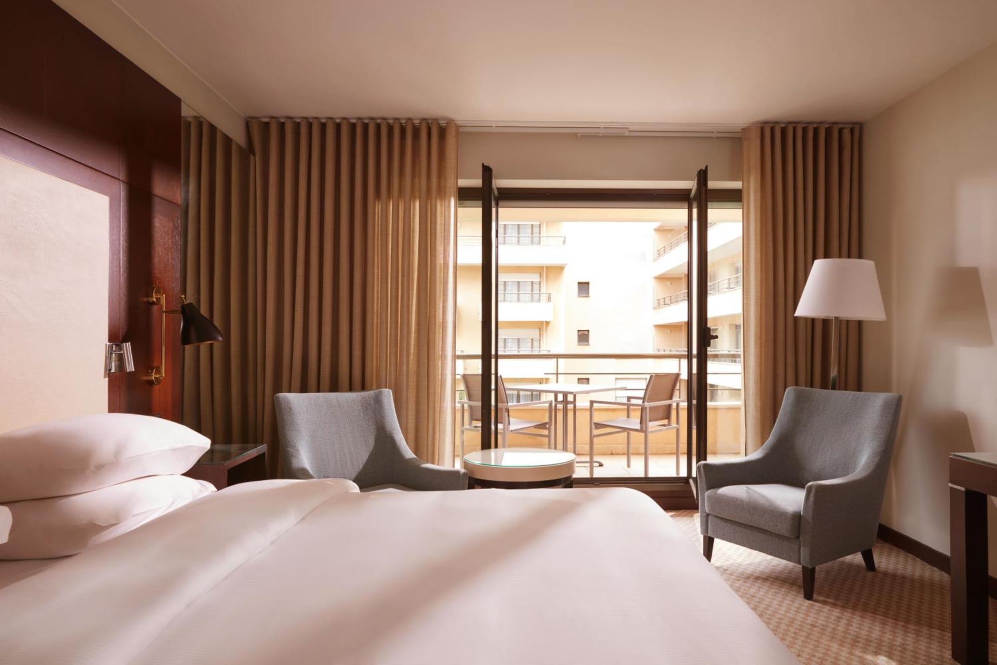 Hyatt Regency Nice Palais de la Méditerranée Esterno foto A guest room at the hotel