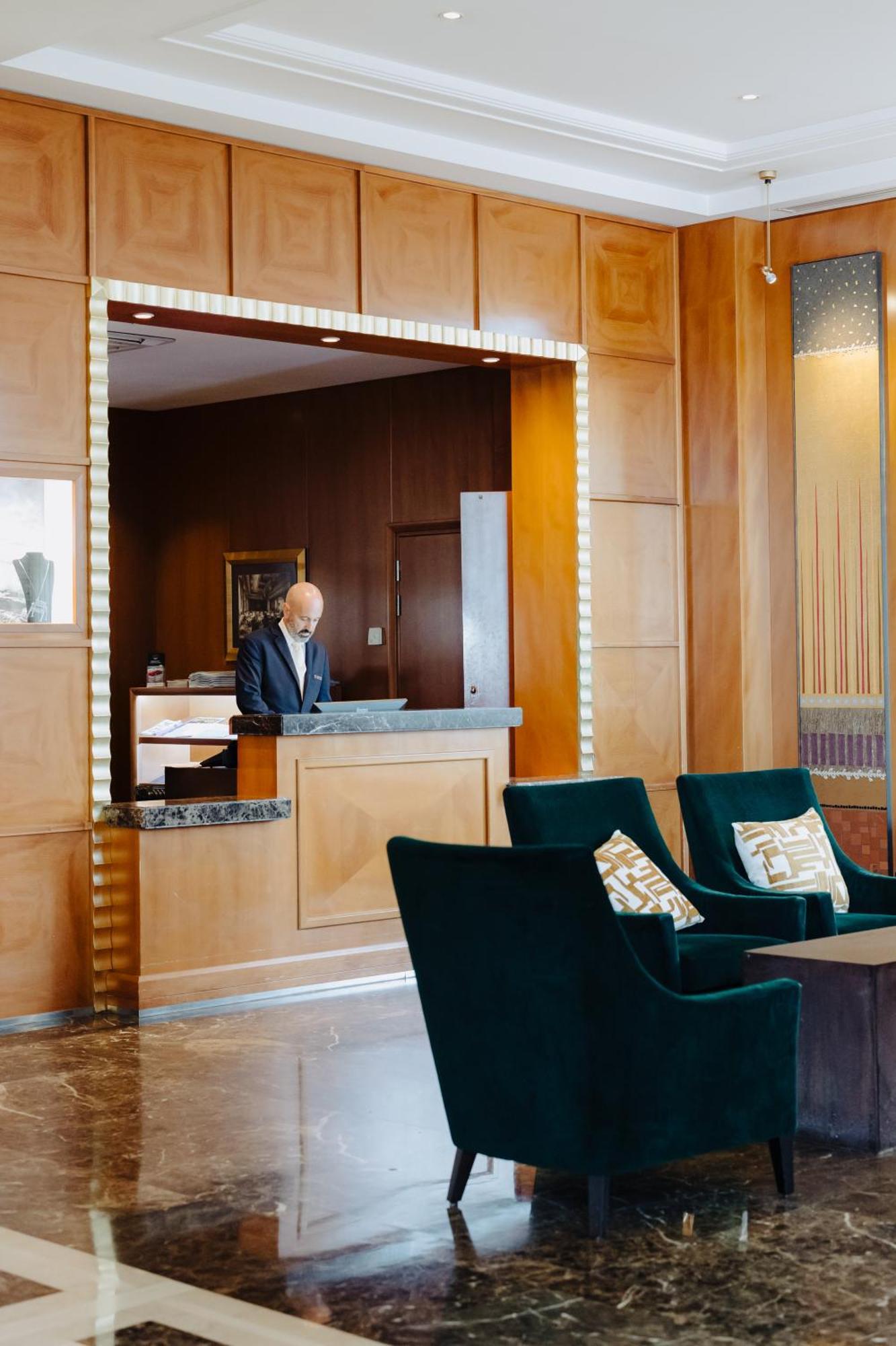 Hyatt Regency Nice Palais de la Méditerranée Esterno foto Concierge at the Four Seasons Hotel, Washington, D.C.