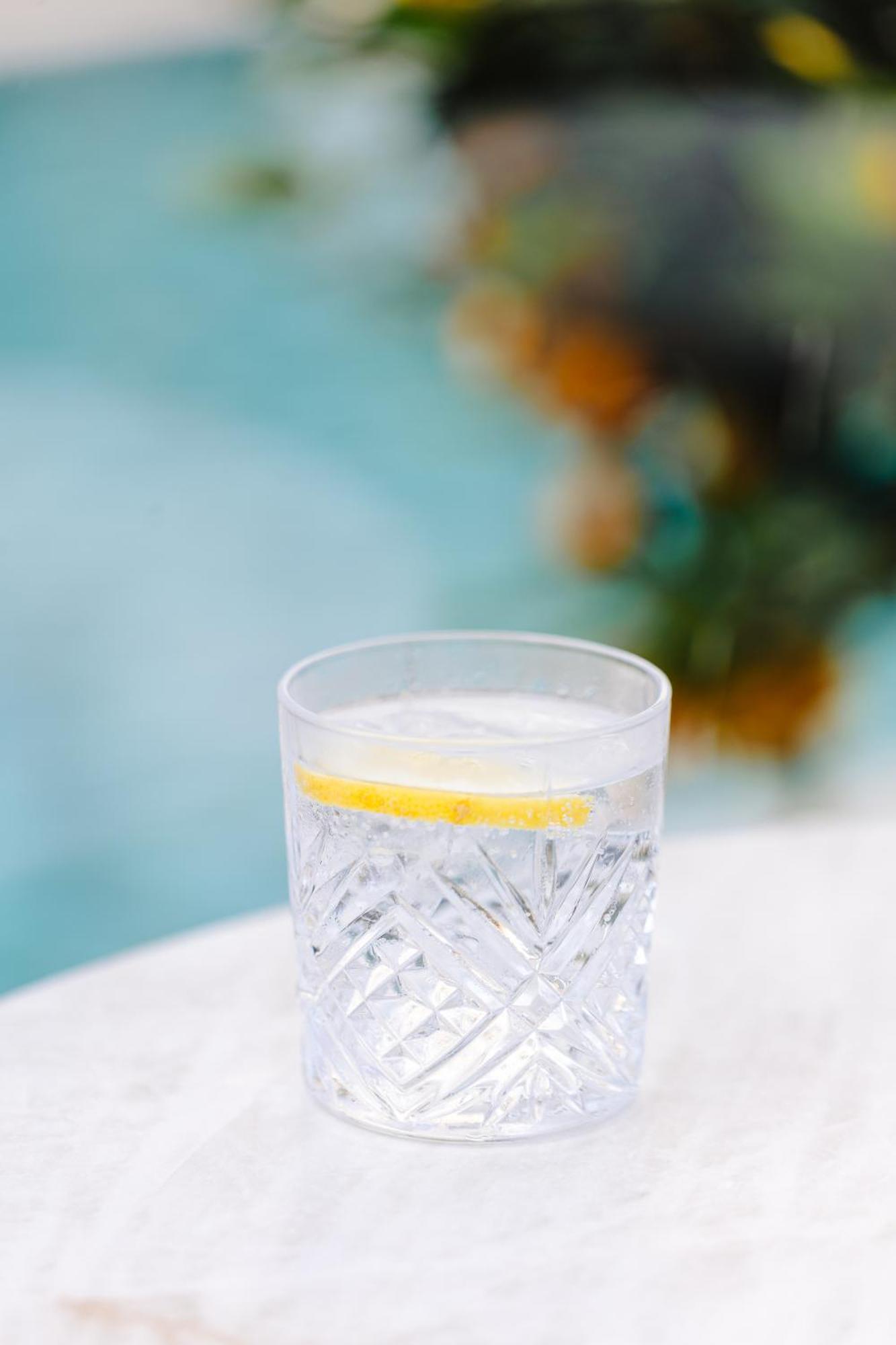 Hyatt Regency Nice Palais de la Méditerranée Esterno foto A glass of water with a lemon slice