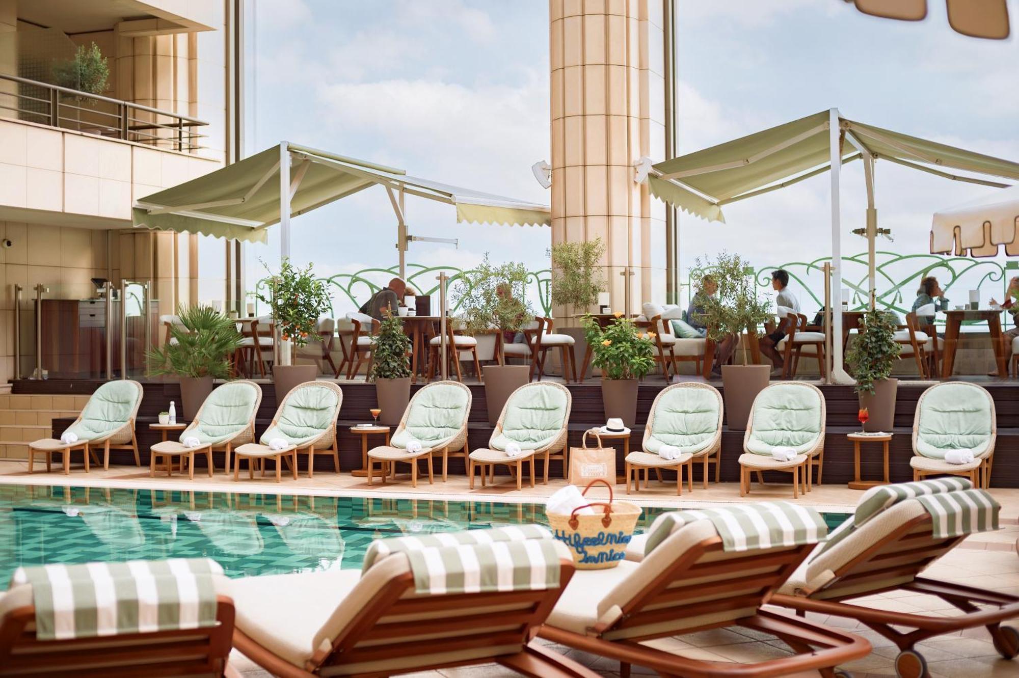 Hyatt Regency Nice Palais de la Méditerranée Esterno foto The pool at the Four Seasons Hotel