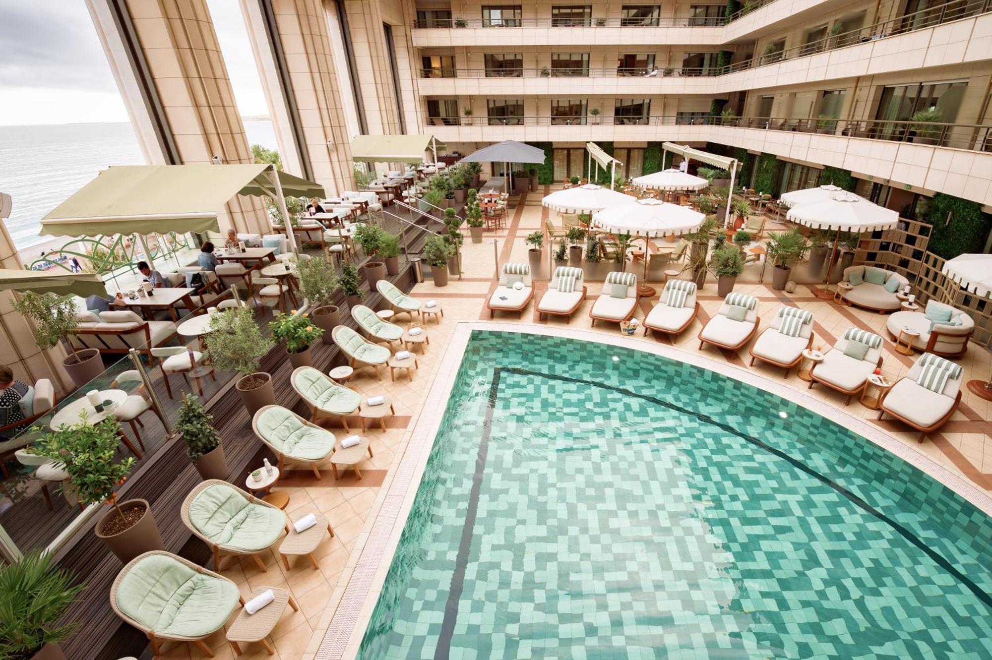 Hyatt Regency Nice Palais de la Méditerranée Esterno foto The pool at the hotel