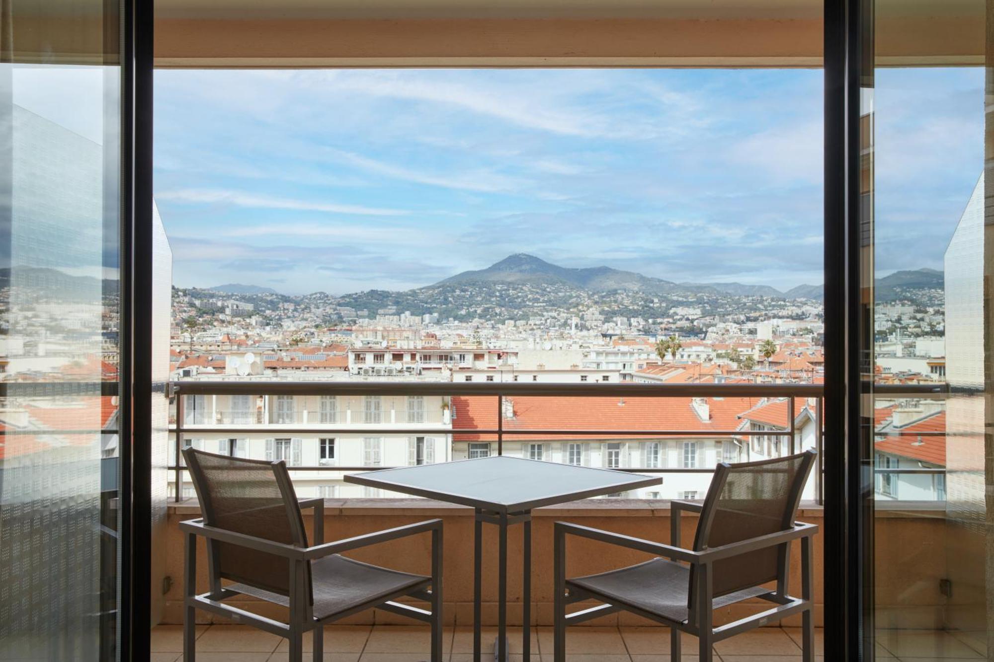 Hyatt Regency Nice Palais de la Méditerranée Esterno foto View from the balcony of a suite at the Hilton Athens